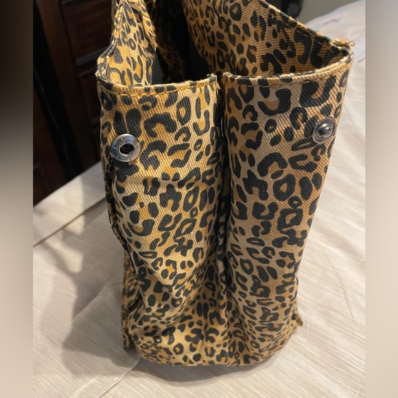Cheetah print canvas bag with buttons to collapse or expand - Picture 2 of 5